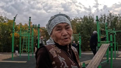 Вместо сплетен на лавочке: 73-летняя әже из Шымкента с легкостью подтягивается на турнике