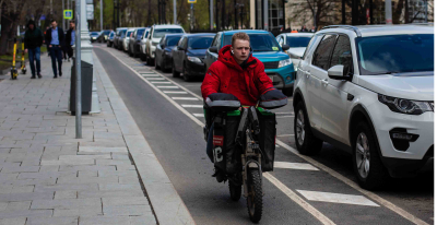 Уволенного за помощь дворняге курьера готовы принять обратно в &laquo;Додо Пиццу&raquo;