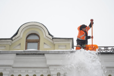Юрист ответил, разрешена ли самовольная уборка снега с крыши жилого дома