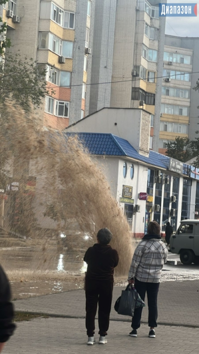 Фонтан воды из-под земли бил в центре города